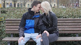 đến thăm chị gái nhưng gặp mỗi bạn tình của chị gái ở nhà