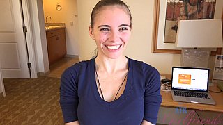 Dẫn cô gái bị ghệ cho leo cây vào nhà uống rượu