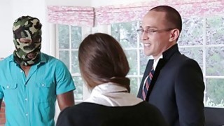 Em học sinh nữ hư hỏng bị thầy hiệu trường trừng phạt