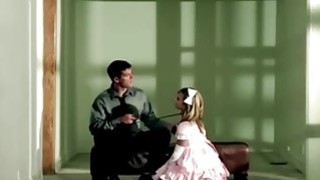 Nữ y tá lành nghề giúp bệnh nhân xuất tinh