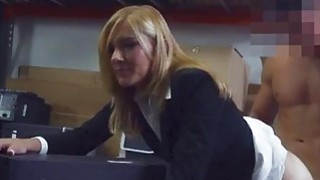 Người đàn ông nhét video vào âm đạo của phụ nữ