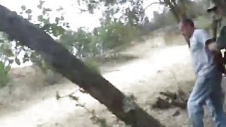 Bị vợ bạn lén lút bú buồi trong bếp