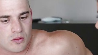 Ông xã không hay biết gì khi Cô vợ bị tên đại ca băng đảng bắt Trả bài mỗi ngày