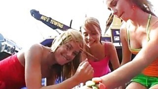 Quản lý già Nắc vợ yêu của cậu nhân viên và lời hứa giúp cậu ta thăng tiến