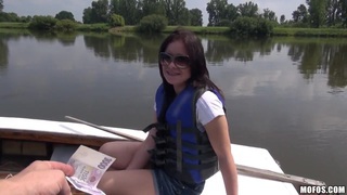 Nữ thần người mẫu tuyệt đẹp! Bạn ơi, quan hệ tình dục thật nồng nhiệt! Tất lưới gợi cảm và đôi chân đẹp, con cặc lớn bú liếm lồn, tư thế cưỡi chủ động đưa sâu vào, quá tuyệt và thở hổn hển...