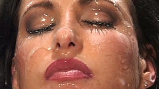 Một cô gái xinh đẹp đội mũ đen quỳ xuống để thổi kèn sâu. Tôi thích cảm giác được quan hệ bằng miệng. Cảm giác nó to và cứng đến nỗi tôi không thể chịu đựng được nữa…