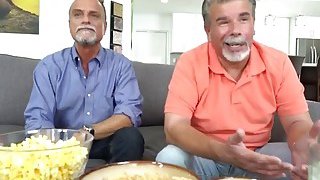 Bú cái lồn hồng hào của em trong phòng khách