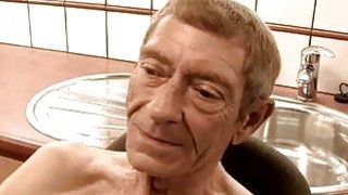 Bị điểm kém em gái sưng lồn khi anh trai đụ