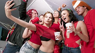 Người phụ nữ bị nhóm đồng nghiệp nam lừa tham gia chuyến đi giã ngoại công ty