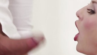 Má kế đến chúc mừng con trai tốt nghiệp và món quà bất ngờ