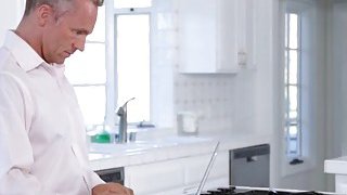 金发美少女用超大假屌插小穴自慰高潮-HDJAV