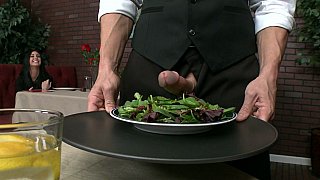 Anh chàng da đen đã hẹn gặp một người đẹp gợi cảm vào đêm khuya. Anh ta từ từ cởi quần áo, nhấc mông lên để liếm và đụ cô một cách mạnh bạo...