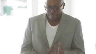 để trả đũa ông chồng địt trộm, người vợ vụng trộm cho bệnh nhân làm tình khi người chồng đang phía sau