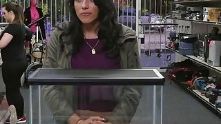 Gái Việt thủ dâm mang chậu ra hứng dâm thủy