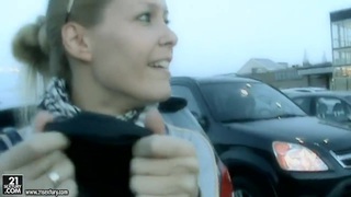 Đối với phụ nữ, hãy ngồi trước mặt tôi, cho tôi thấy cái lồn nhỏ của bạn và thủ dâm cùng tôi!