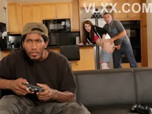 黑人帅哥在宿舍房间里和两个少女做爱-HDJAV