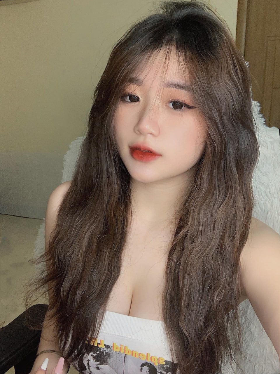 Cuộc sống là không thể đoán trước. Ruột già bao bọc ruột non. Tối nay, tôi huấn luyện con chó cái đó. Váy loli được cài bằng đuôi. Tôi bò trên mặt đất và chơi với nó trước khi quan hệ. Cái mông to được đưa vào từ phía sau.