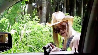 Chị gái Shen Nana xoa bóp cu cho thằng em