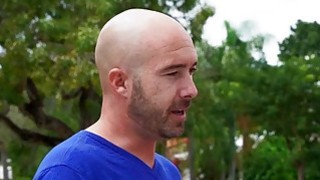 Người vợ mở tiệm mát xa tại nhà bị gã nhà sát bên dơ bẩn đến trả thù