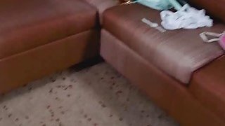 Một cô gái trẻ đang quan hệ ở nhà và chủ động cưỡi ngựa.