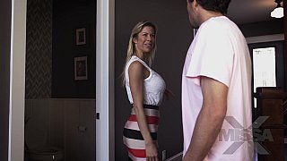 Em trai được chị gái cho mút suốt 10 năm sau khi má qua đời