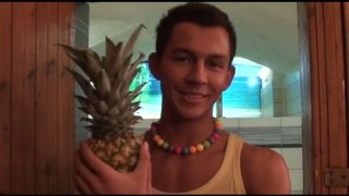 Cháu gái tốt bụng ngủ lại nhà ông chú vì cơn mưa lớn và cái kết