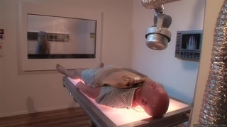 Tôi đã lắp một chiếc camera trong phòng con gái tôi để theo dõi quá trình ôn thi đại học của cháu. Có lẽ cô ấy đang chịu quá nhiều áp lực và tôi bắt gặp cô ấy đang thủ dâm.