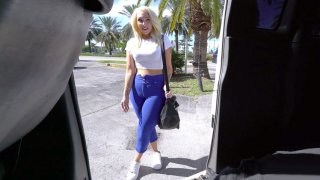 Chơi với máy rung trước mặt bạn trai để đạt cực khoái