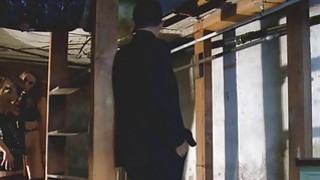 Chúng ta hãy thương lượng giá trước nhé. Con mèo này trông khá dữ tợn và tiếng hét của nó cũng rất hay.