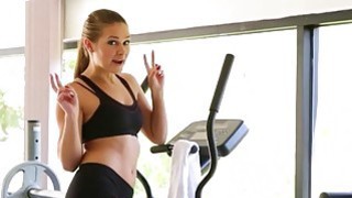 Lại đây chị rửa cặc cho nào