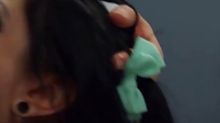 Cô gái 18 tuổi: Cảm giác thật tuyệt, nó đã xuyên qua tử cung của tôi