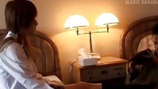 Con gái dụ dỗ bố dượng không được nên nhờ cô bạn thân giúp