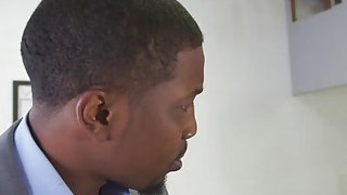 Hai cô nàng nhà bên và cậu thanh niên số hưởng