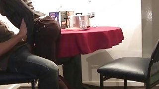 Nữ y tá vú to giúp bệnh nhân lấy mẫu tinh trùng