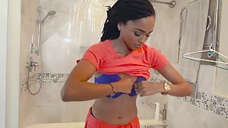 Đang làm quả lọ thì bị chị kế phát hiện