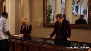 Anh ấy nhờ tôi thổi kèn cho bạn anh ấy. Tôi không thể từ chối.