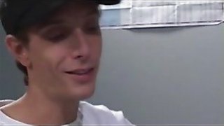 Người đẹp tóc ngắn có khí chất tốt nhất "Mila" có thân hình nhỏ nhắn và ham muốn tình dục mạnh mẽ. Cô ấy mặc đồ lót hở đáy gợi cảm và nâng mông lên để thụt tháo. Nút rung hậu môn được người đàn ông mặc áo sơ mi chơi theo nhiều cách khác nhau và cưỡi nó từ phía sau...