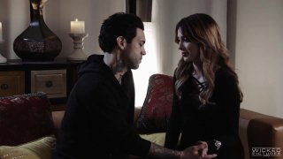 Cô yêu tinh Giáng sinh gợi cảm đã tặng tôi món quà tuyệt vời nhất và đã mút khô con cặc của tôi