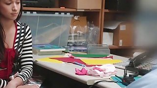 Nữ thần ngoại vi mặc sườn xám lụa đen, bộ ngực trắng nõn nà và phong cách quyến rũ...