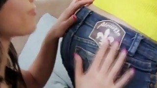 đi làm tóc cùng cô vợ, lén nện nữ nhân viên