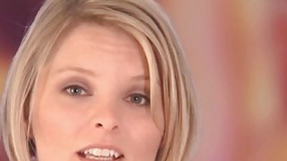 Nghỉ hè về quê, cậu thanh niên mới lớn được chị nhà đối diện đã có chồng yêu đưa vào đời