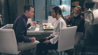 Không thể rời mắt khỏi cặp vú của em đồng nghiệp