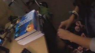 Cô giáo tốt bụng bảo vệ cậu học trò bởi đám đầu gấu