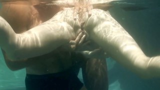 Bắn tinh ngập lồn cô vợ dâm của sếp