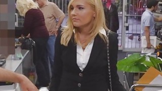 Vú em to làm buồi anh sướng bắn tinh ngập bể bơi