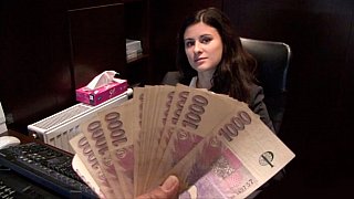 Gã chồng già thấy Người vợ trẻ thiếu thốn tự sướng nên đã thuê người đụ vợ yêu của mình