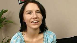 Em hoạt náo viên ngây thơ xấu hổ khi bị “ông chú” chạm vào