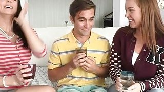 Anh thanh niên ngây ngô và cô bạn gái bán hoa ở quán rượu đầy kinh nghiệm