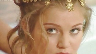 quay lén em gái đi đái