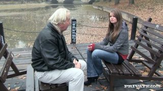 Nữ thần cúp F tuyệt vời nhất bị chồng nhào nặn ngực, liếm và liếm, rồi cô ấy cưỡi từ phía sau và làm cho ngực cô ấy rung chuyển...